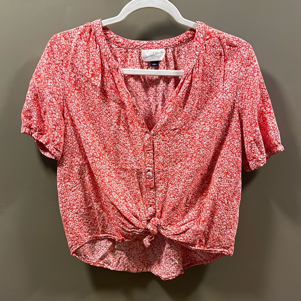 Size small, Universal Thread top.